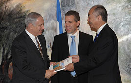 PM Netanyahu and Environmental Protection Minister Erdan with OECD Deputy Secretary-General Tamaki (Photo: GPO)